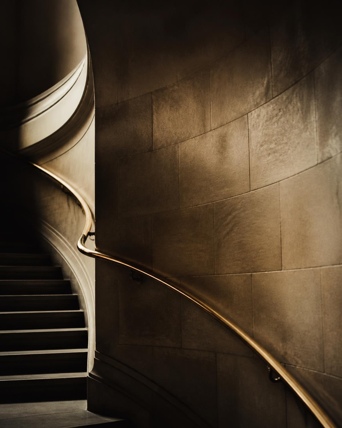 Detalle arquitectónico de una escalera institucional